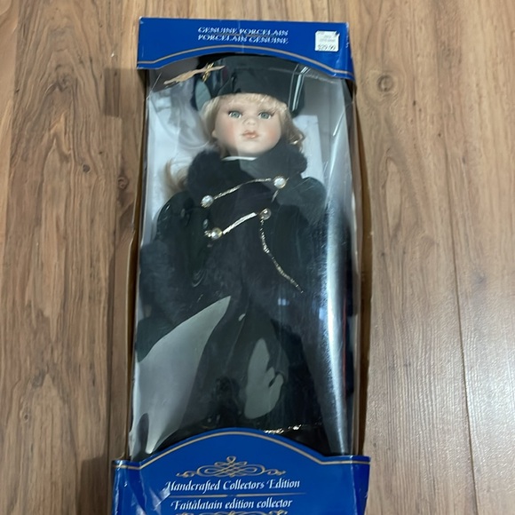 Genuine Porcelain Handcrafted Collectors Edition - Picture 3 of 3